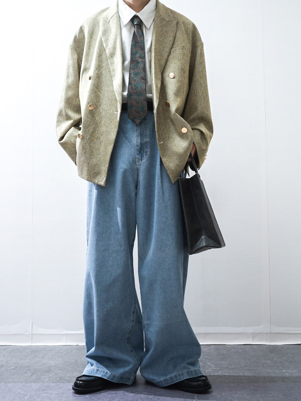 イエロー系のテーラードジャケット、ホワイト系のシャツ/ブラウス、ブルー系のスラックスを着用したメンズの秋コーディネートの2枚目の写真