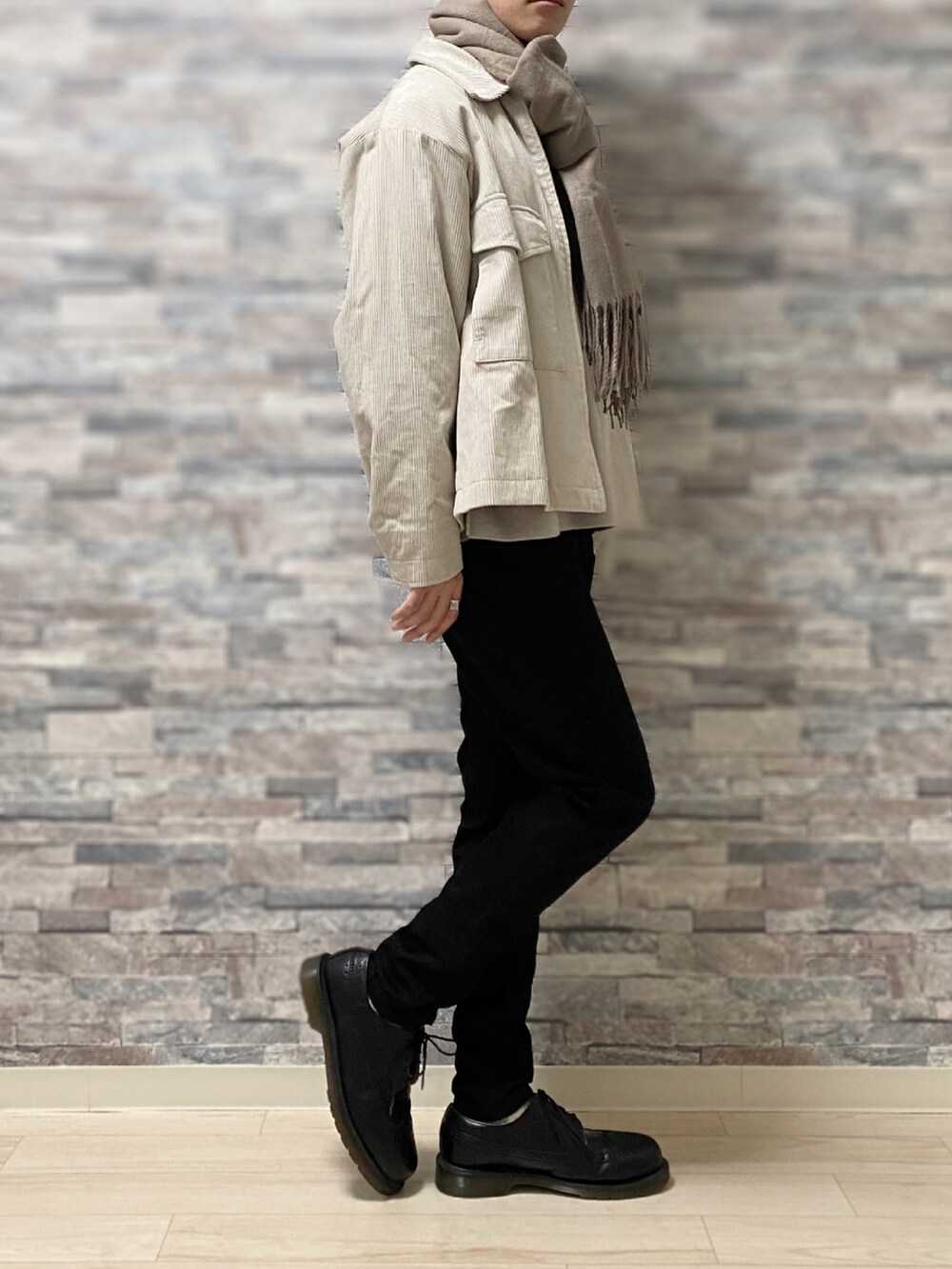 ベージュ系のニット/セーター、ベージュ系のブルゾン、ブラック系のデニムパンツを着用したメンズの冬コーディネートの2枚目の写真