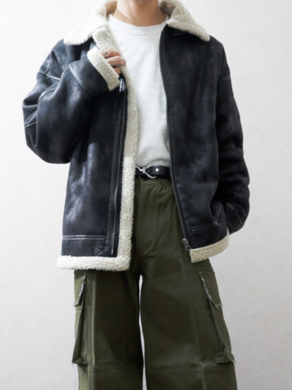 「冬アウター、ムートンコート、B3、タックイン、カーゴパンツ、プチプラ、古着MIX、ショルダーバッグ、オトナカジュアル、レザー、ローファー、カジュアルコーデ、お出かけコーデ、休日スタイル、冬コーデ」｜「Starting Overのフェイクレザー パイピング フェイクムートン B3 ボアブルゾン/レディース メンズ（ムートンコート、ブラック系）」を使った、Takiさん（骨格ウェーブ・メンズ・169cm）の秋コーディネートの2枚目の写真