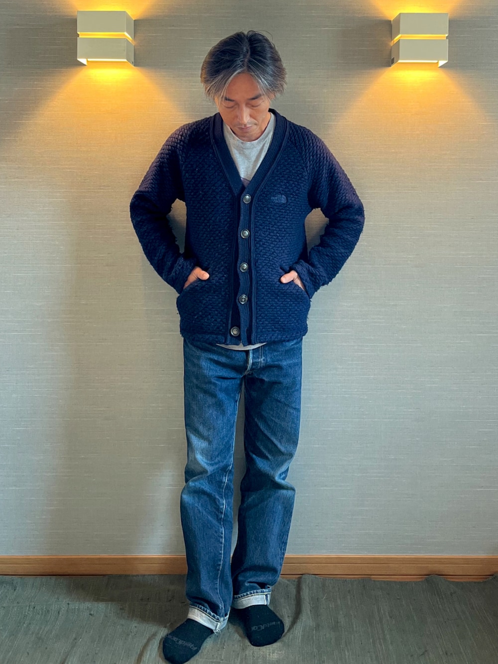 ブルー系のカーディガン/ボレロ、グレー系のTシャツ/カットソー、ブルー系のデニムパンツを着用したメンズの秋コーディネートの2枚目の写真