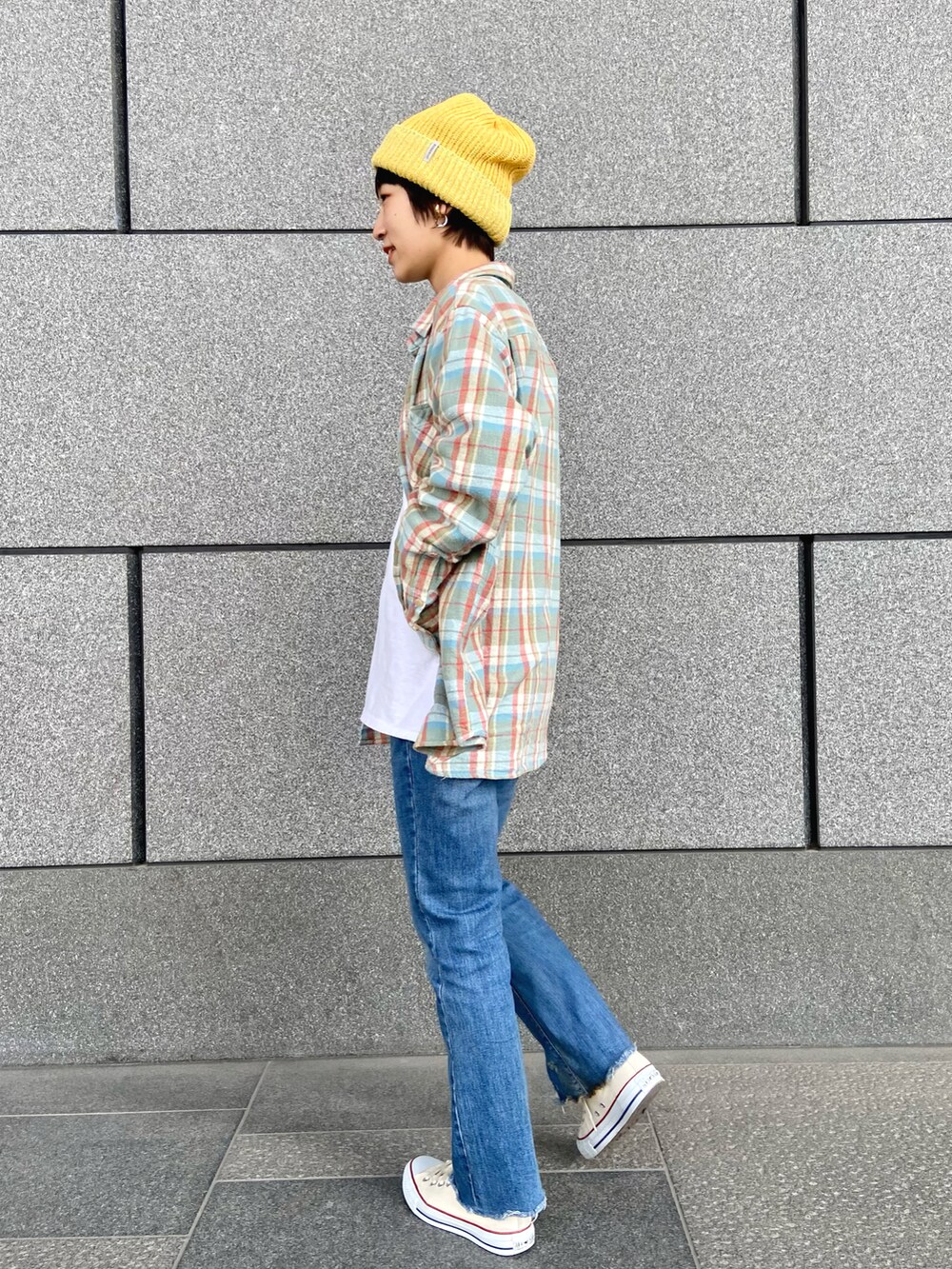 ホワイト系のTシャツ/カットソー、ホワイト系のTシャツ/カットソー、ブルー系のデニムパンツを着用したレディースの冬コーディネートの2枚目の写真