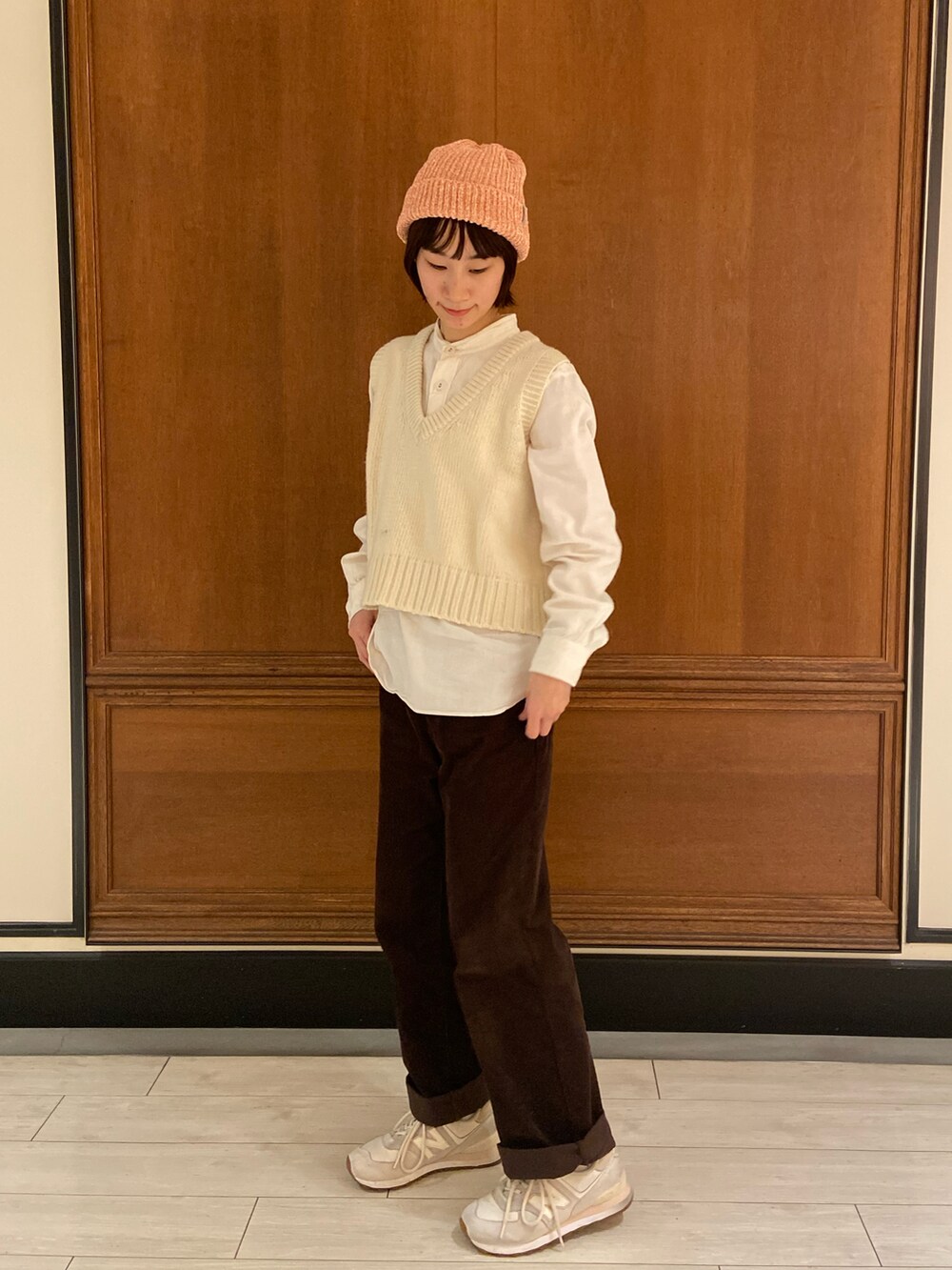 ホワイト系のスニーカー、ホワイト系のシャツ/ブラウス、ホワイト系のベストを着用したレディースの冬コーディネートの2枚目の写真