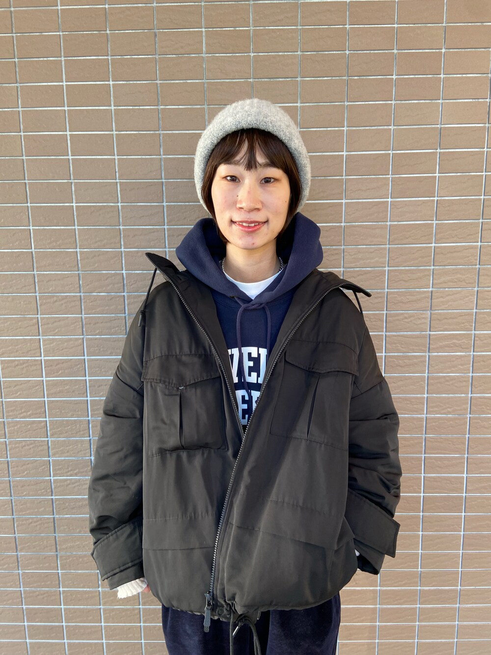 ブルー系のパーカー、ブルー系のパンツ、ブラック系のブーツを着用したレディースの冬コーディネートの4枚目の写真