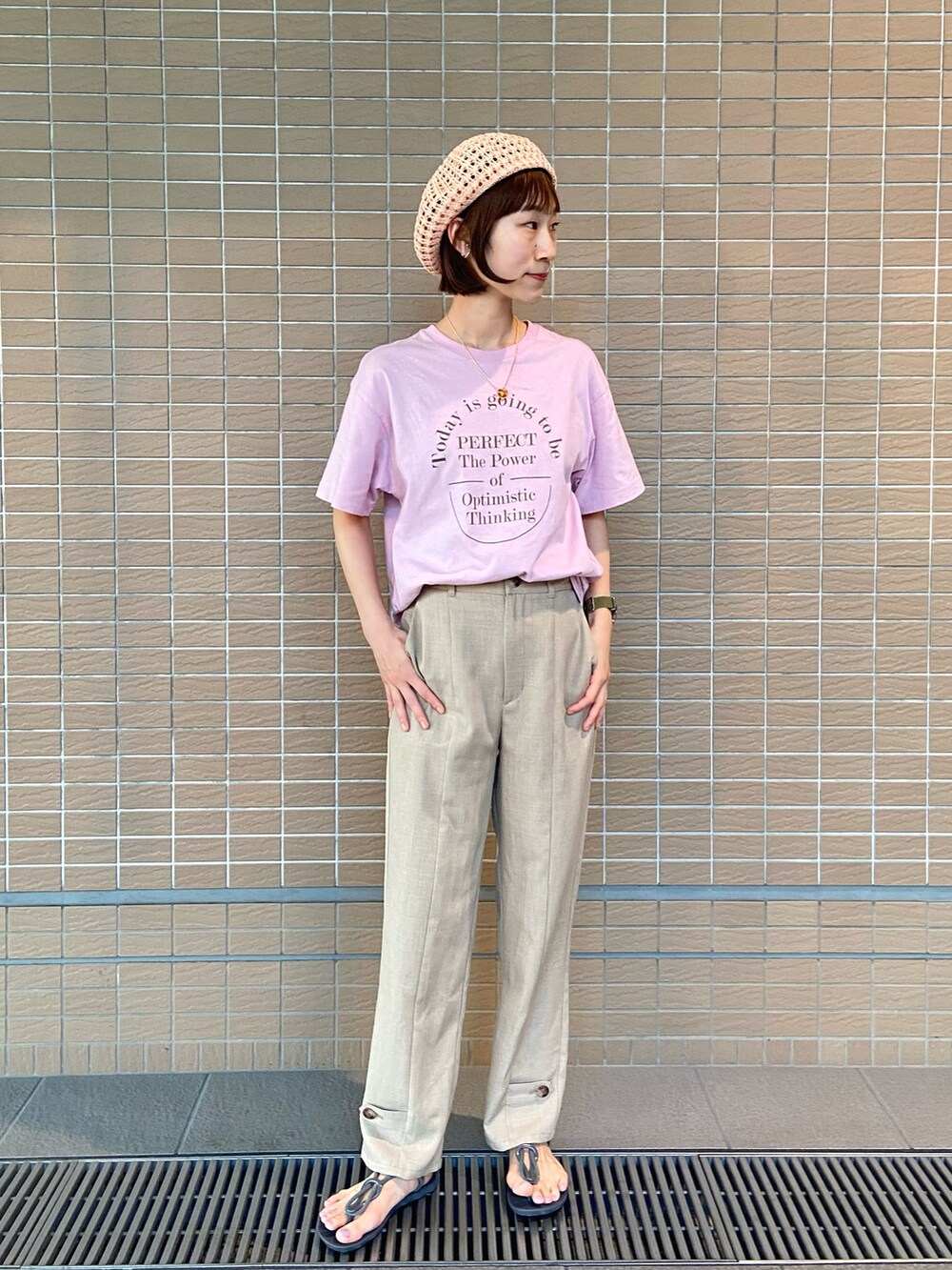 ピンク系のTシャツ/カットソー、ベージュ系のパンツ、グレー系のサンダルを着用したレディースの夏コーディネートの2枚目の写真
