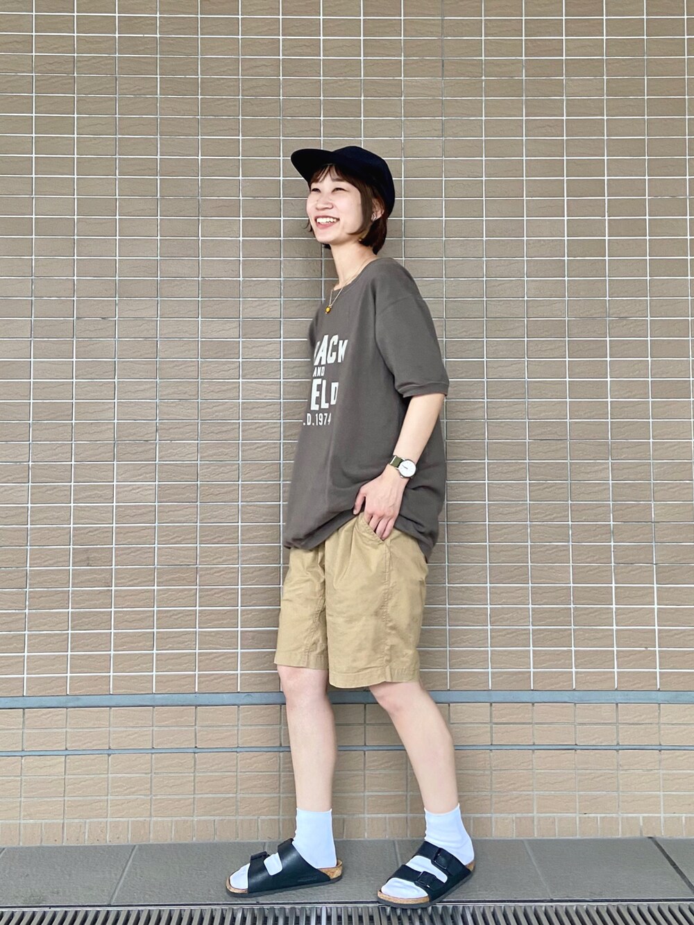 グレー系のTシャツ/カットソー、ベージュ系のその他パンツ、ブラック系のサンダルを着用したレディースの夏コーディネートの2枚目の写真