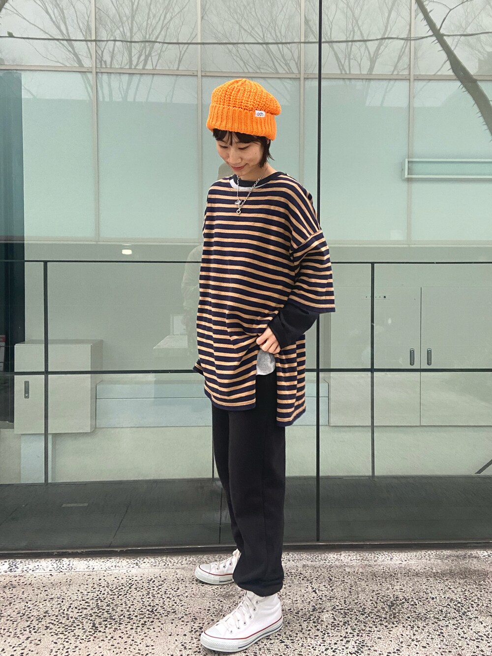 ブラウン系のTシャツ/カットソー、ブラック系のスウェットパンツ、ホワイト系のスニーカーを着用したレディースの冬コーディネートの3枚目の写真