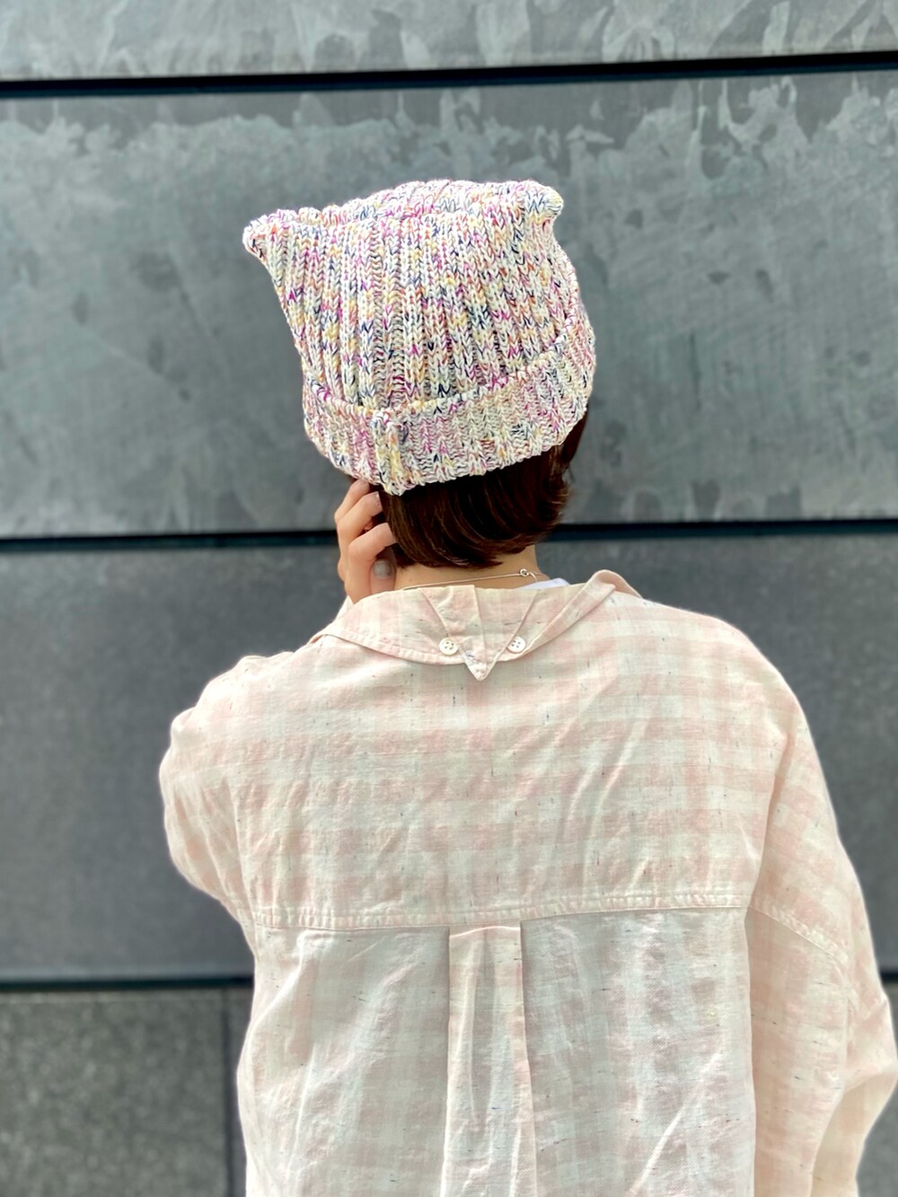 ブルー系のサロペット/オーバーオール、ベージュ系のスニーカー、ホワイト系のTシャツ/カットソーを着用したレディースの春コーディネートの4枚目の写真