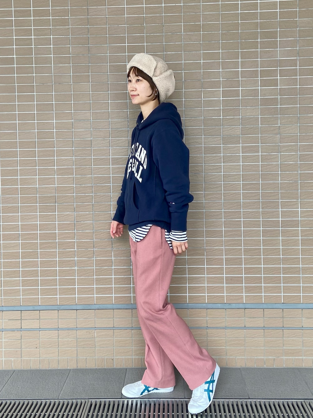 ブルー系のパーカー、ピンク系のその他パンツ、ホワイト系のスリッポンを着用したレディースの秋コーディネートの2枚目の写真