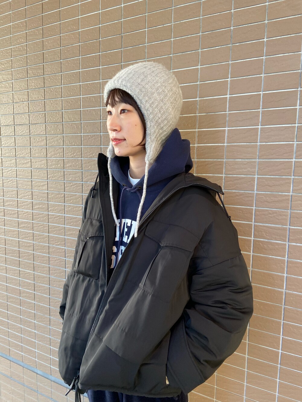 ブルー系のパーカー、ブルー系のパンツ、ブラック系のブーツを着用したレディースの冬コーディネートの2枚目の写真