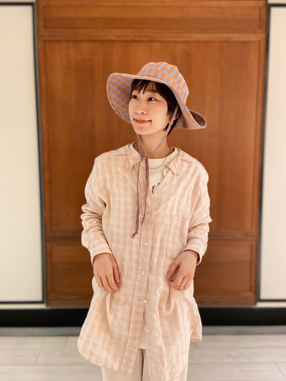 ピンク系のシャツ/ブラウス、ホワイト系のスウェットパンツ、ホワイト系のスニーカーを着用したレディースの春コーディネートの3枚目の写真