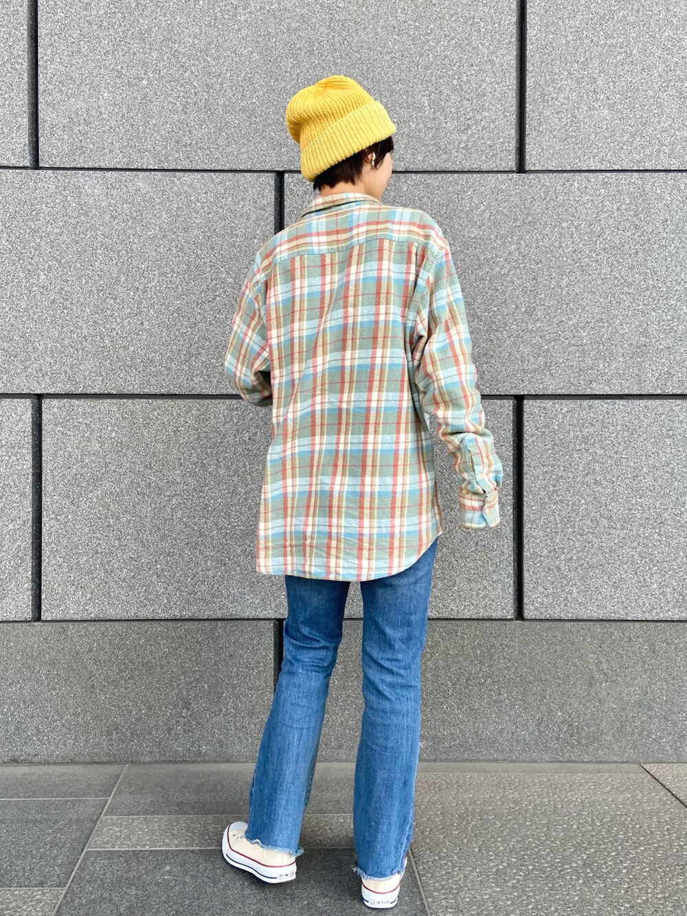 ホワイト系のTシャツ/カットソー、ホワイト系のTシャツ/カットソー、ブルー系のデニムパンツを着用したレディースの冬コーディネートの3枚目の写真