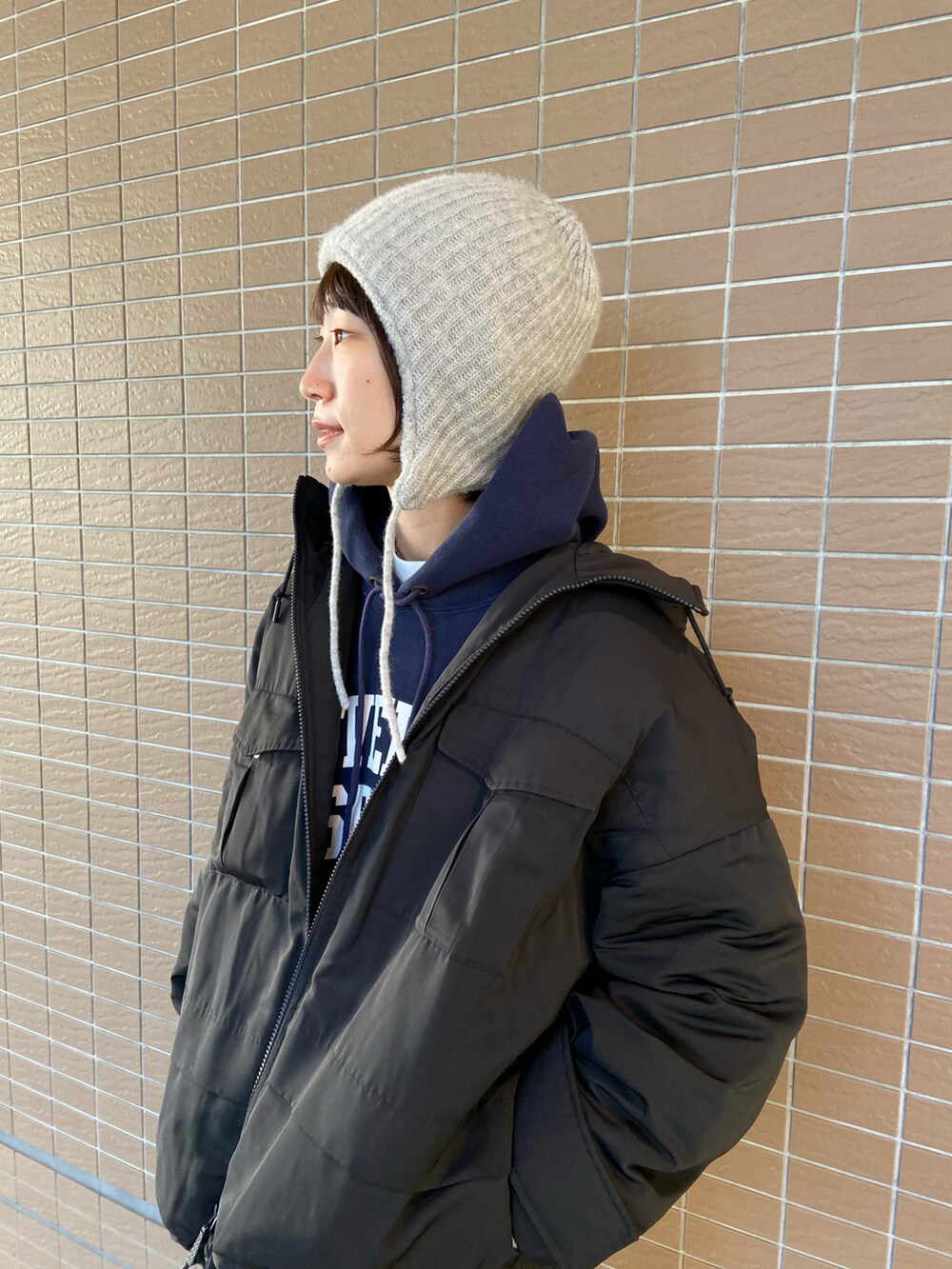 ブルー系のパーカー、ブルー系のパンツ、ブラック系のブーツを着用したレディースの冬コーディネートの3枚目の写真