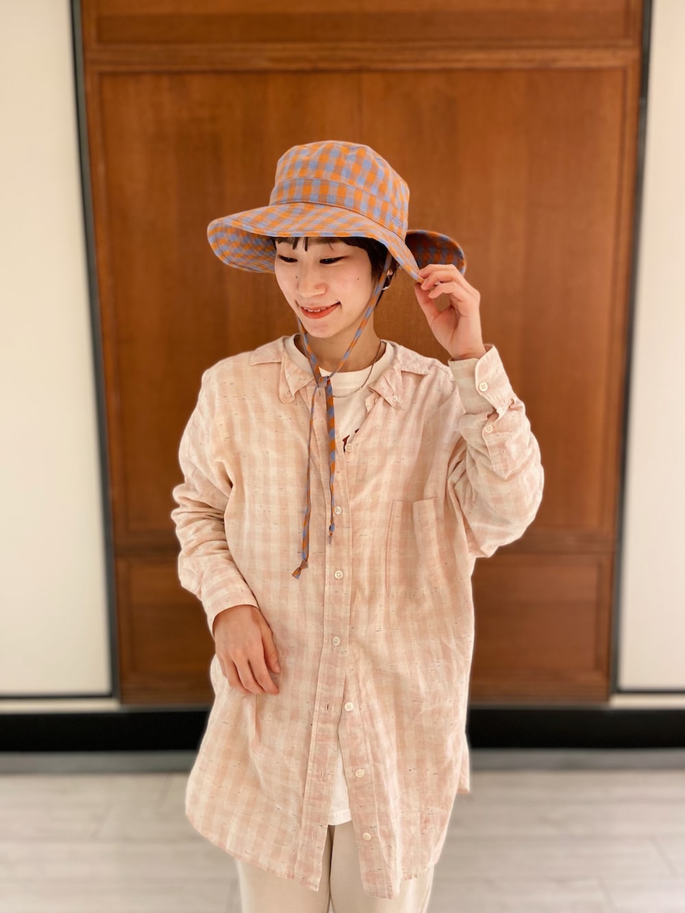 ピンク系のシャツ/ブラウス、ホワイト系のスウェットパンツ、ホワイト系のスニーカーを着用したレディースの春コーディネートの2枚目の写真