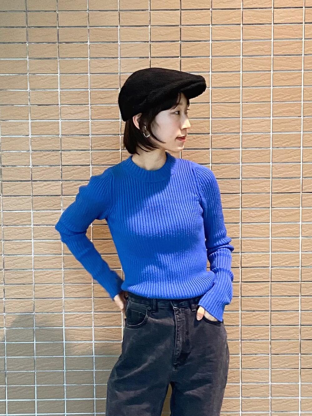 ブラック系のハンチング/ベレー帽を着用したレディースの冬コーディネートの2枚目の写真