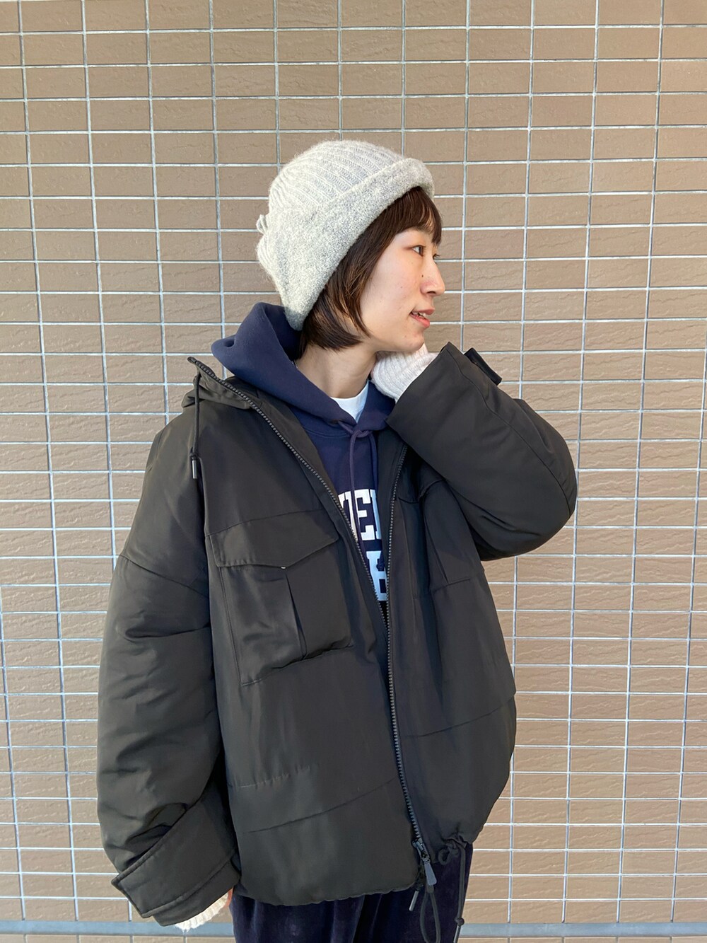 ブルー系のパーカー、ブルー系のパンツ、ブラック系のブーツを着用したレディースの冬コーディネートの5枚目の写真