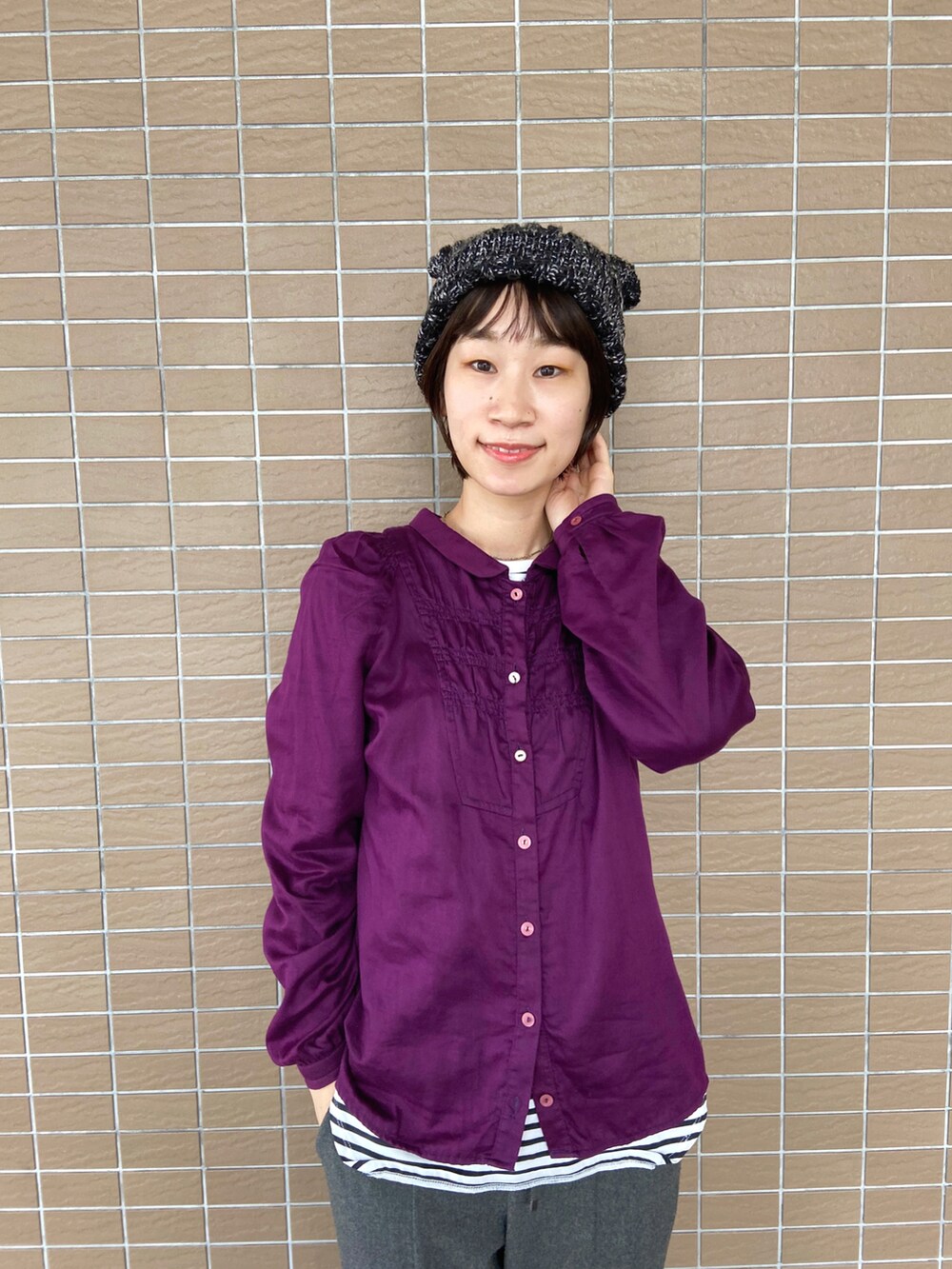 パープル系のシャツ/ブラウス、ホワイト系のスニーカー、グレー系のスラックスを着用したレディースの冬コーディネートの2枚目の写真