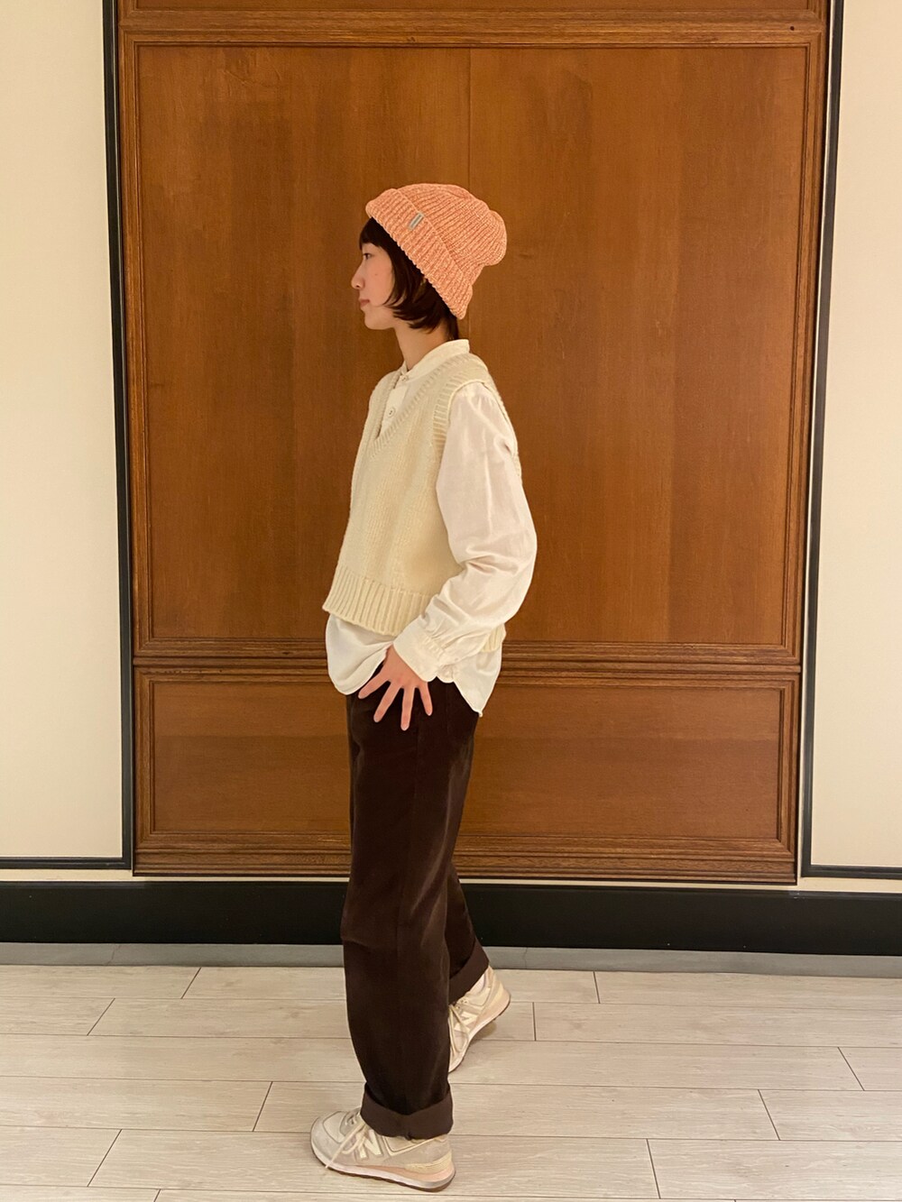 ホワイト系のスニーカー、ホワイト系のシャツ/ブラウス、ホワイト系のベストを着用したレディースの冬コーディネートの3枚目の写真