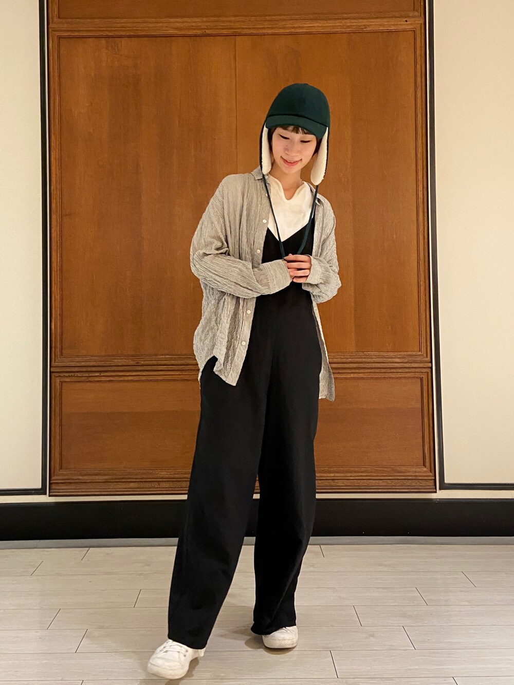 「シンプルコーデ、シンプル、カジュアルコーデ、カジュアル、きれいめカジュアル、大人カジュアル、オトナカジュアル、おしゃれさんと繋がりたい、いいね、save、フォローお願いします🤑、キャップ、シャツスタイル、スニーカー、低身長、秋コーデ、秋のコーデ」｜「OVERRIDEのOVERRIDE  MELTON EARFLAP 6P CAP（キャップ、グリーン系）」を使った、たけむさん（レディース・158cm）の秋コーディネートの2枚目の写真