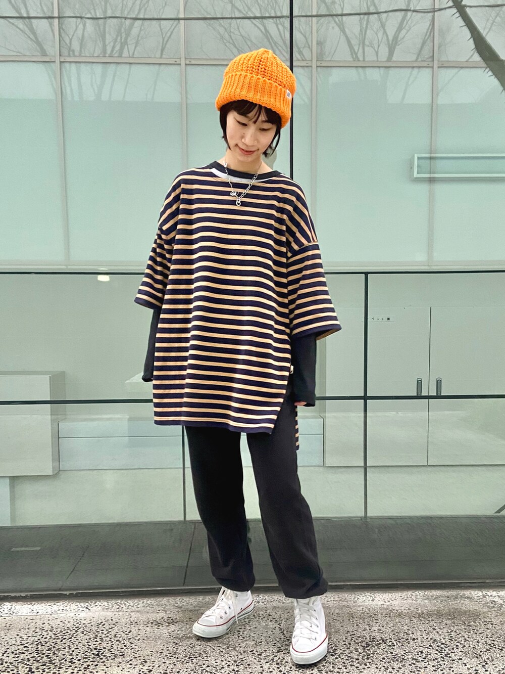 ブラウン系のTシャツ/カットソー、ブラック系のスウェットパンツ、ホワイト系のスニーカーを着用したレディースの冬コーディネートの2枚目の写真