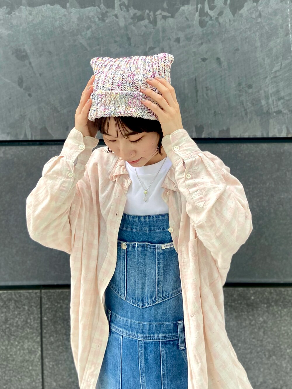 ブルー系のサロペット/オーバーオール、ベージュ系のスニーカー、ホワイト系のTシャツ/カットソーを着用したレディースの春コーディネートの3枚目の写真