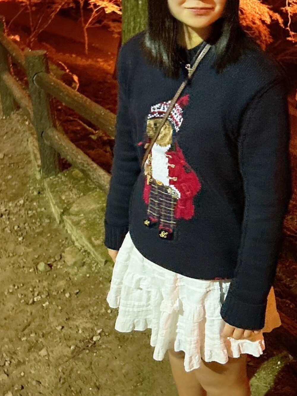 ブラウン系のブーツ、ブルー系のニット/セーター、ブラウン系のバッグを着用したレディースの冬コーディネートの2枚目の写真