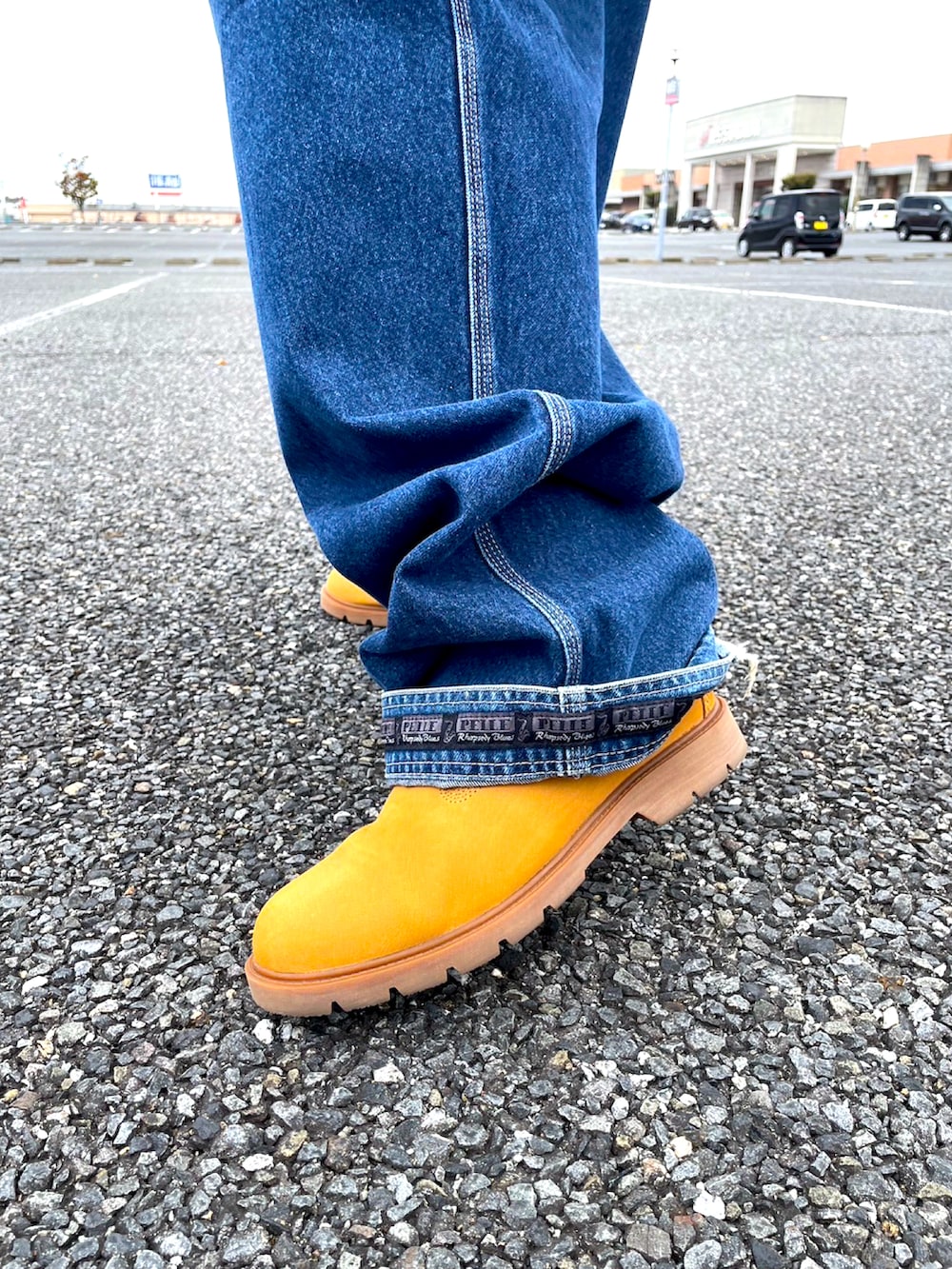 ブルー系のTシャツ/カットソー、ホワイト系のTシャツ/カットソー、ブルー系のデニムパンツを着用したメンズの秋コーディネートの2枚目の写真