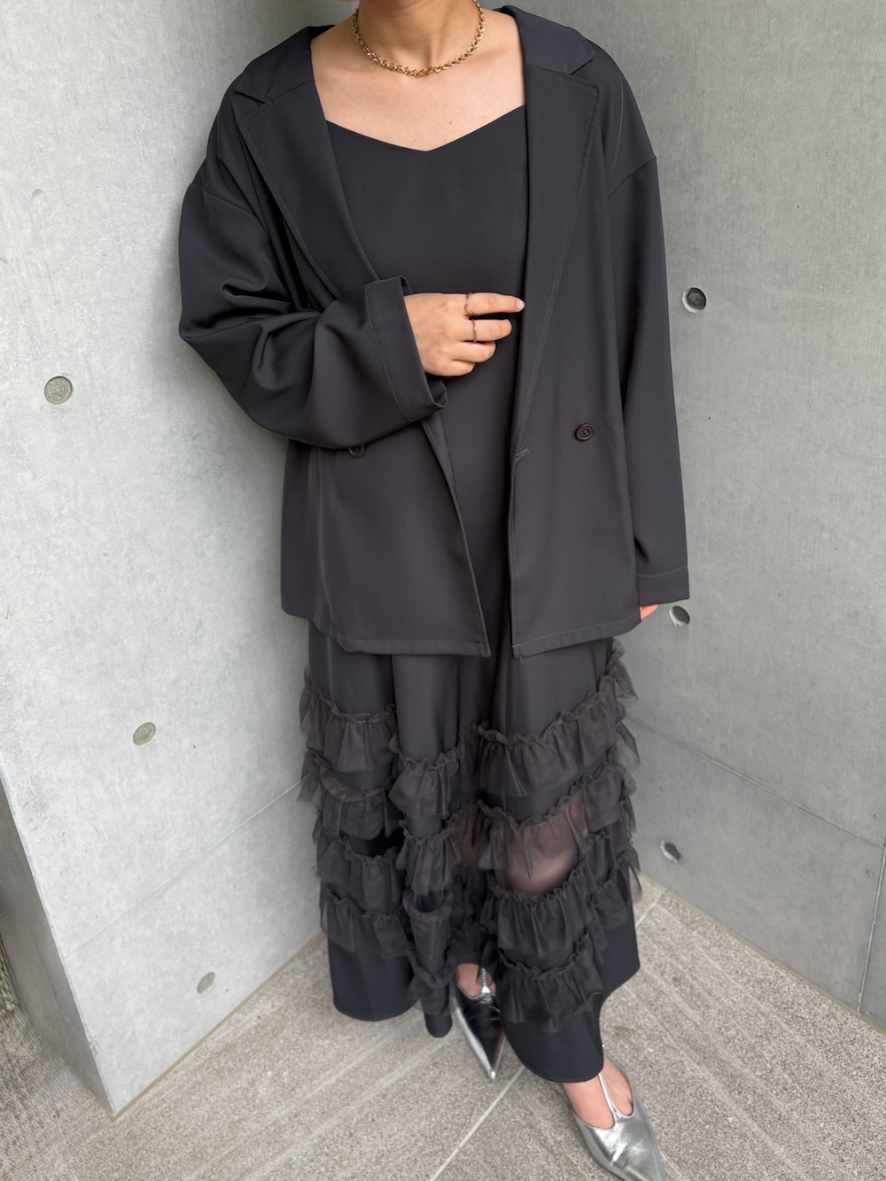 グレー系のドレス、イエロー系のショルダーバッグ、シルバー系のパンプスを着用したレディースの夏コーディネートの8枚目の写真