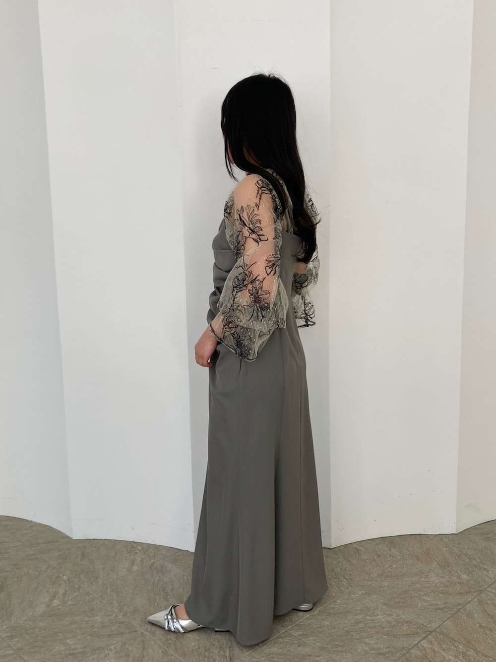 「お呼ばれスタイル、オケージョン、ドレス、ワンピース、キャミワンピ、結婚式、結婚式二次会スタイル、二次会コーデ、成人式、同窓会、パーティードレス、パーティースタイル、ホテル、ディナー、デートコーデ」｜「et.UNiVERのgoldyflower manyway dress（ドレス、グレー系）」を使った、UNi_staffさん（レディース・155cm）の冬コーディネートの2枚目の写真