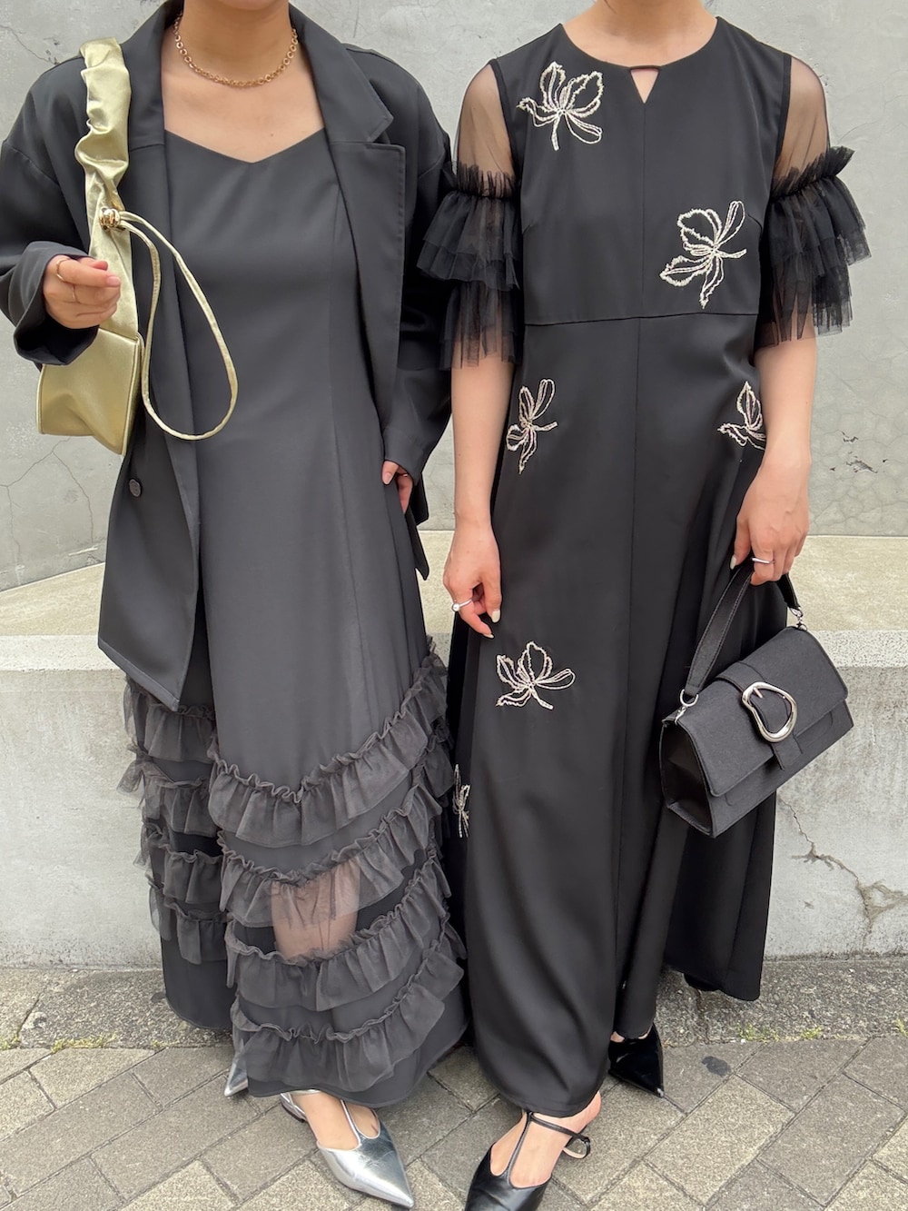 グレー系のドレス、イエロー系のショルダーバッグ、シルバー系のパンプスを着用したレディースの夏コーディネートの10枚目の写真