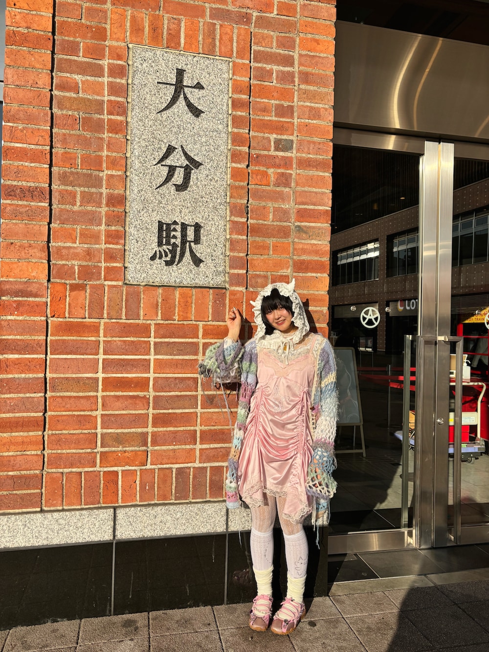 ピンク系のバレエシューズ、その他のカーディガン/ボレロ、ピンク系のワンピース/ドレスを着用したレディースの冬コーディネートの2枚目の写真