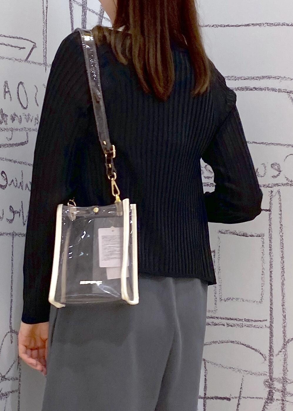 シルバー系のサンダル、グレー系のニット/セーター、ブラック系のカーディガン/ボレロを着用したレディースの夏コーディネートの7枚目の写真