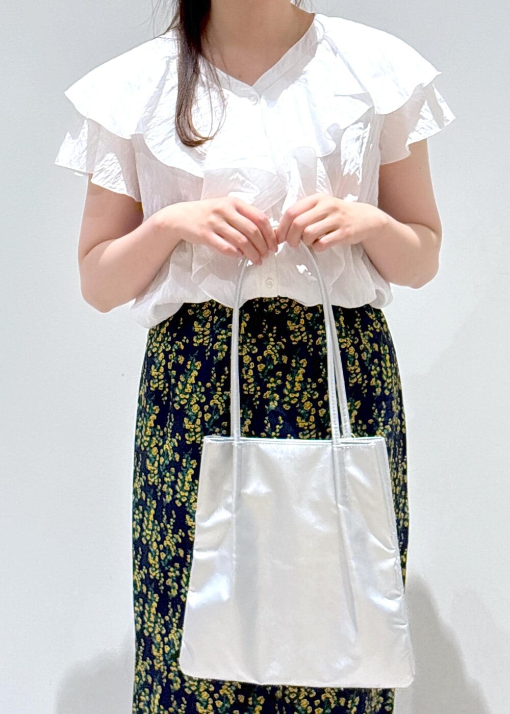 ブラック系のバレエシューズ、シルバー系のトートバッグ、ブルー系のスカートを着用したレディースの夏コーディネートの7枚目の写真