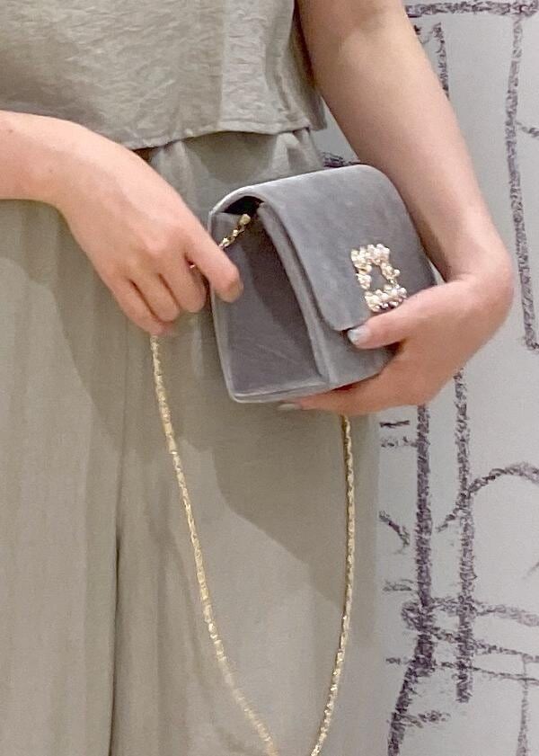 ベージュ系のつなぎ/オールインワン、ホワイト系のローファー、グレー系のショルダーバッグを着用したレディースの夏コーディネートの7枚目の写真