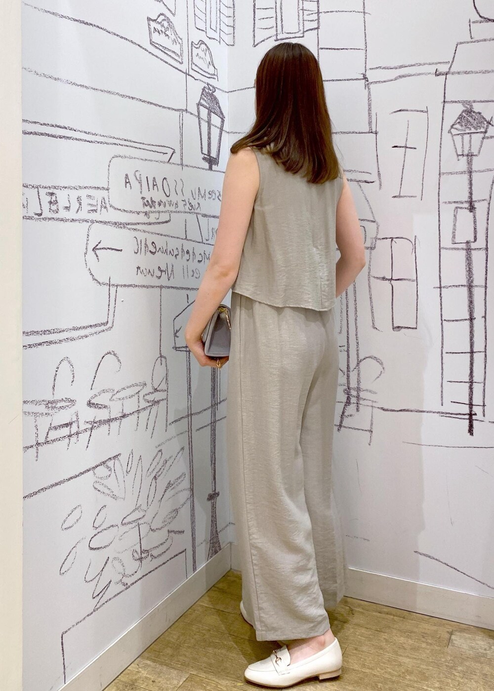 ベージュ系のつなぎ/オールインワン、ホワイト系のローファー、グレー系のショルダーバッグを着用したレディースの夏コーディネートの9枚目の写真