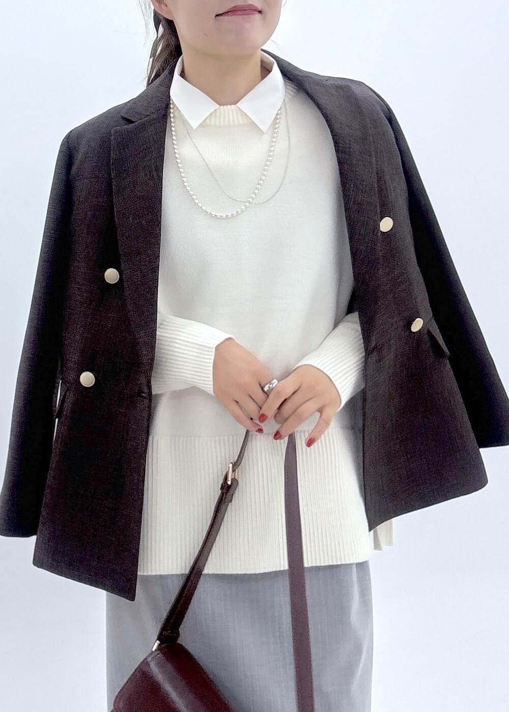 グレー系のワンピース、ホワイト系のシャツ/ブラウス、ホワイト系のニット/セーターを着用したレディースの夏コーディネートの5枚目の写真