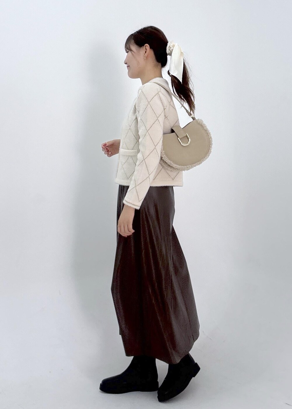 ブラウン系のスカート、ホワイト系のカーディガン/ボレロを着用したレディースの夏コーディネートの3枚目の写真