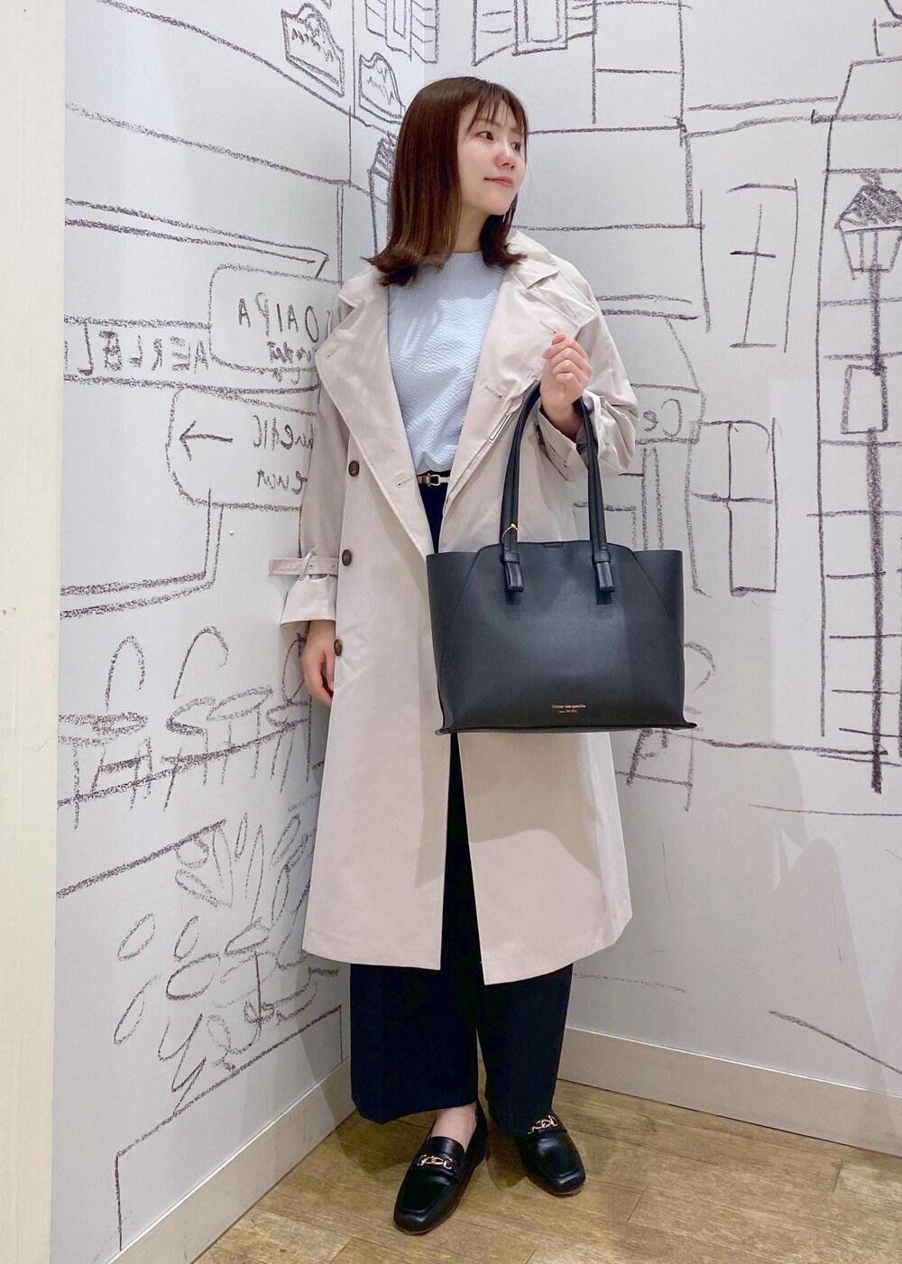 グレー系のトレンチコート、ブルー系のその他パンツ、ブルー系のシャツ/ブラウスを着用したレディースの冬コーディネートの5枚目の写真