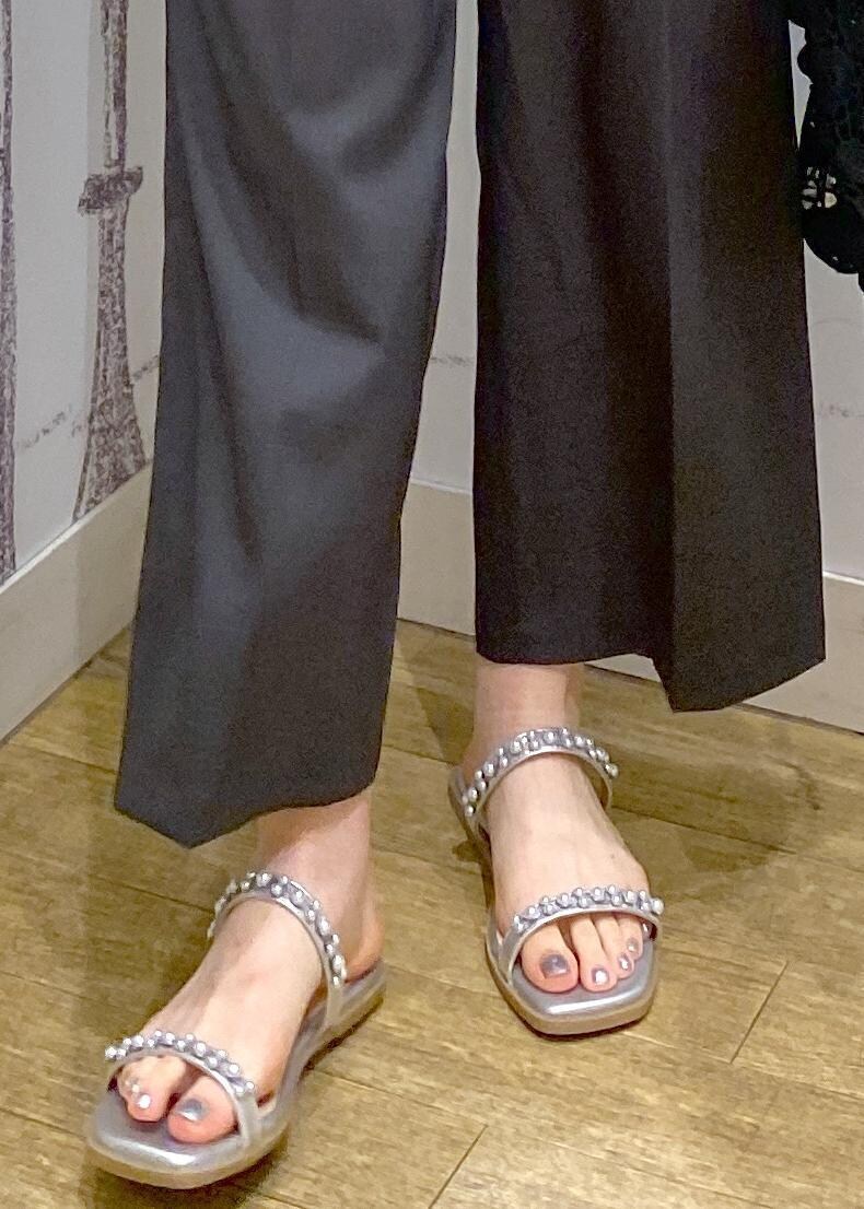 シルバー系のサンダル、ブラック系のトートバッグ、グレー系のつなぎ/オールインワンを着用したレディースの夏コーディネートの8枚目の写真