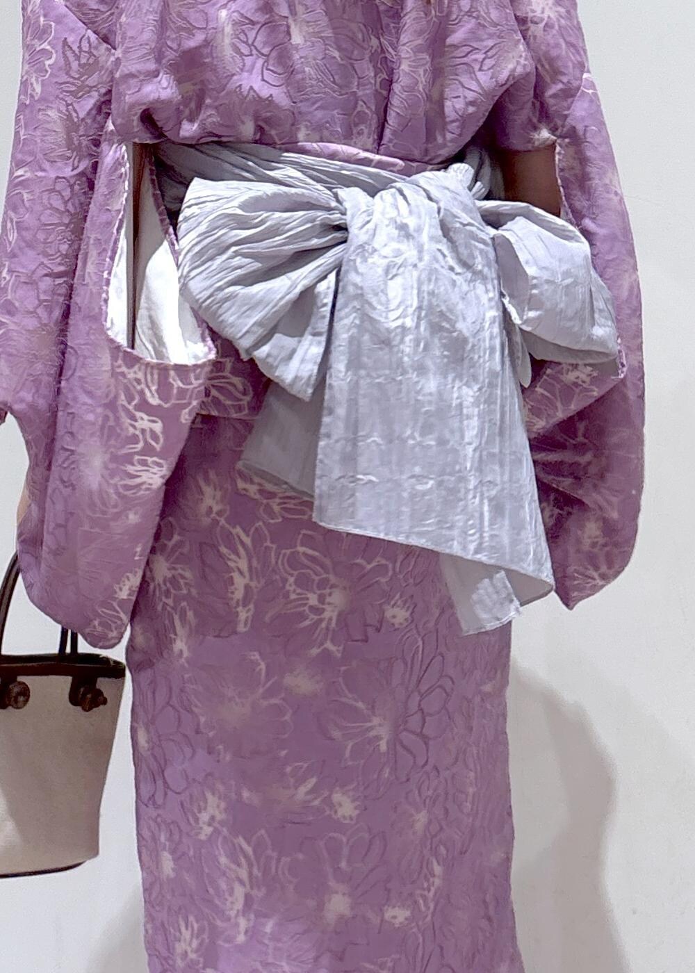 ブラック系のサンダル、ブラウン系のトートバッグ、パープル系の浴衣を着用したレディースの夏コーディネートの6枚目の写真