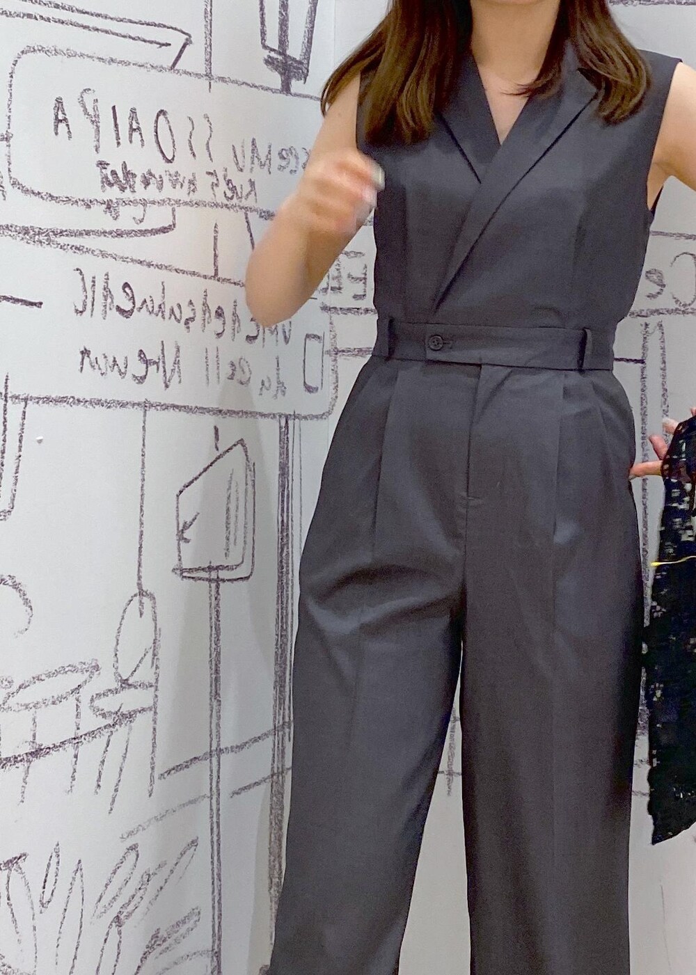 シルバー系のサンダル、ブラック系のトートバッグ、グレー系のつなぎ/オールインワンを着用したレディースの夏コーディネートの4枚目の写真