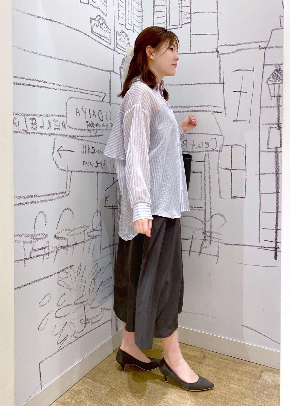 グレー系のパンプス、パープル系のシャツ/ブラウス、グレー系のワンピースを着用したレディースの春コーディネートの2枚目の写真