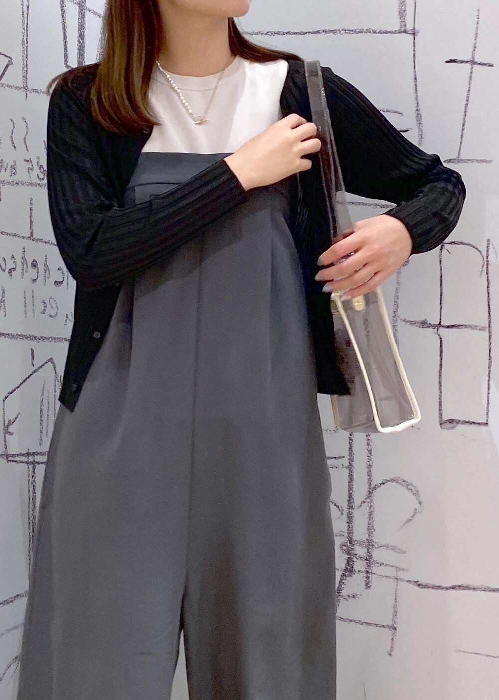 シルバー系のサンダル、グレー系のニット/セーター、ブラック系のカーディガン/ボレロを着用したレディースの夏コーディネートの6枚目の写真