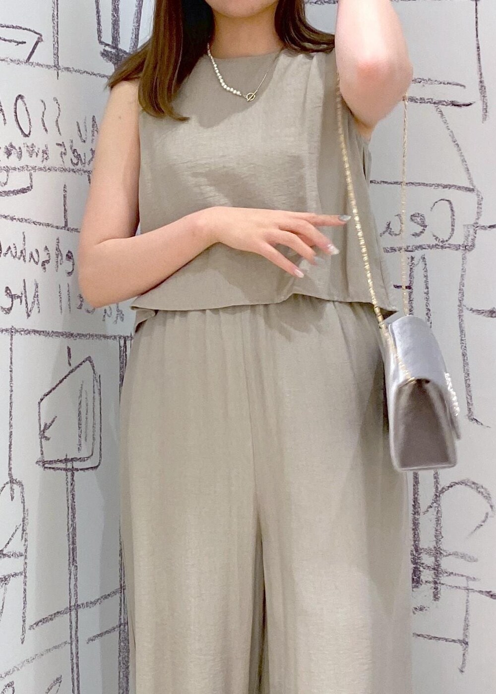 ベージュ系のつなぎ/オールインワン、ホワイト系のローファー、グレー系のショルダーバッグを着用したレディースの夏コーディネートの6枚目の写真