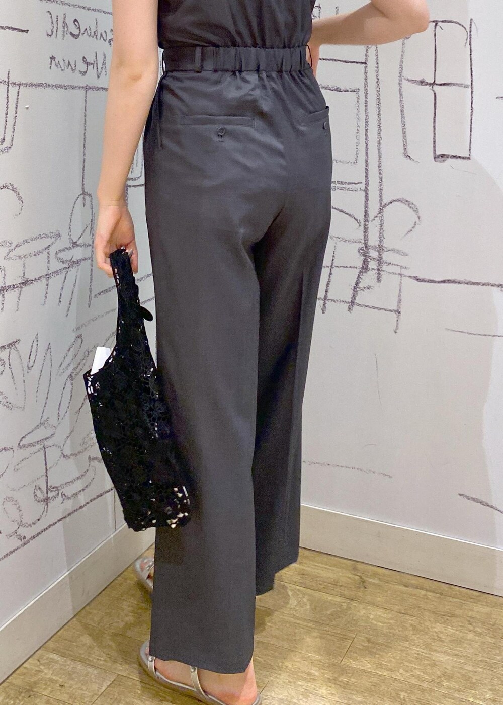 シルバー系のサンダル、ブラック系のトートバッグ、グレー系のつなぎ/オールインワンを着用したレディースの夏コーディネートの7枚目の写真