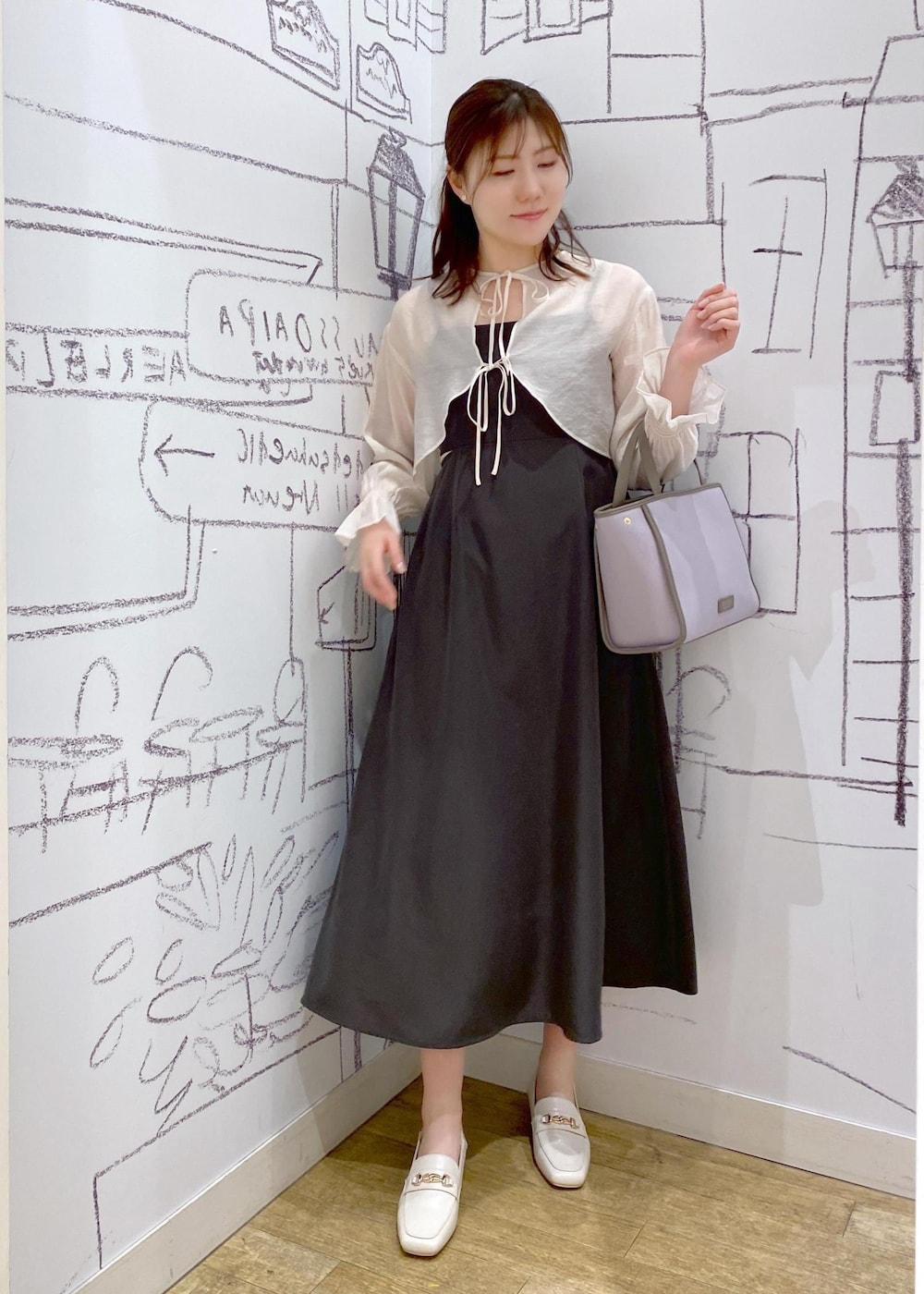 ホワイト系のローファー、パープル系のトートバッグ、グレー系のワンピースを着用したレディースの春コーディネートの2枚目の写真