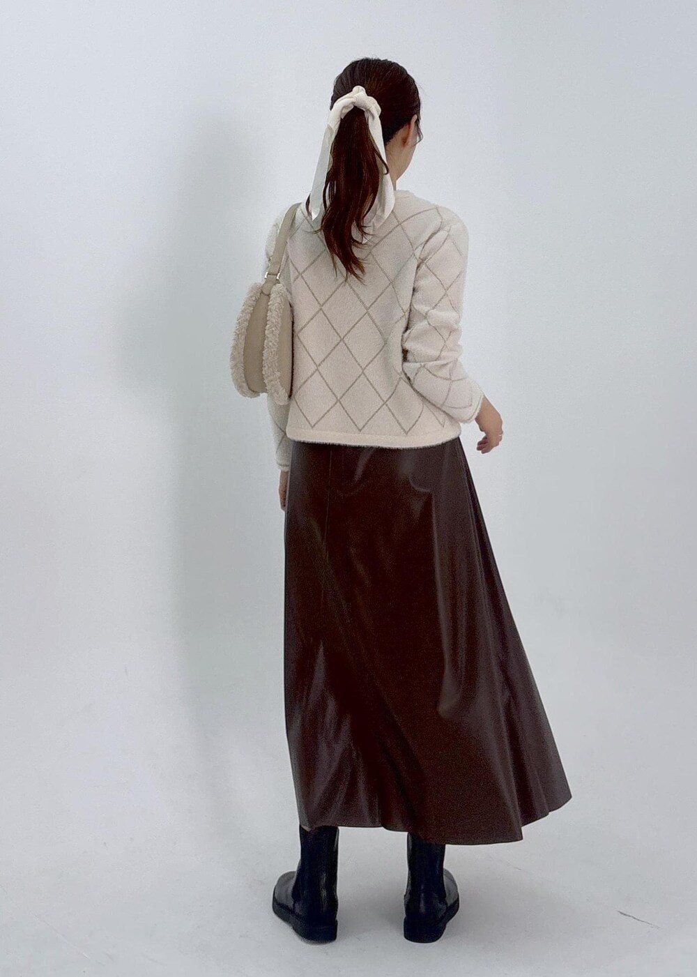 ブラウン系のスカート、ホワイト系のカーディガン/ボレロを着用したレディースの夏コーディネートの4枚目の写真