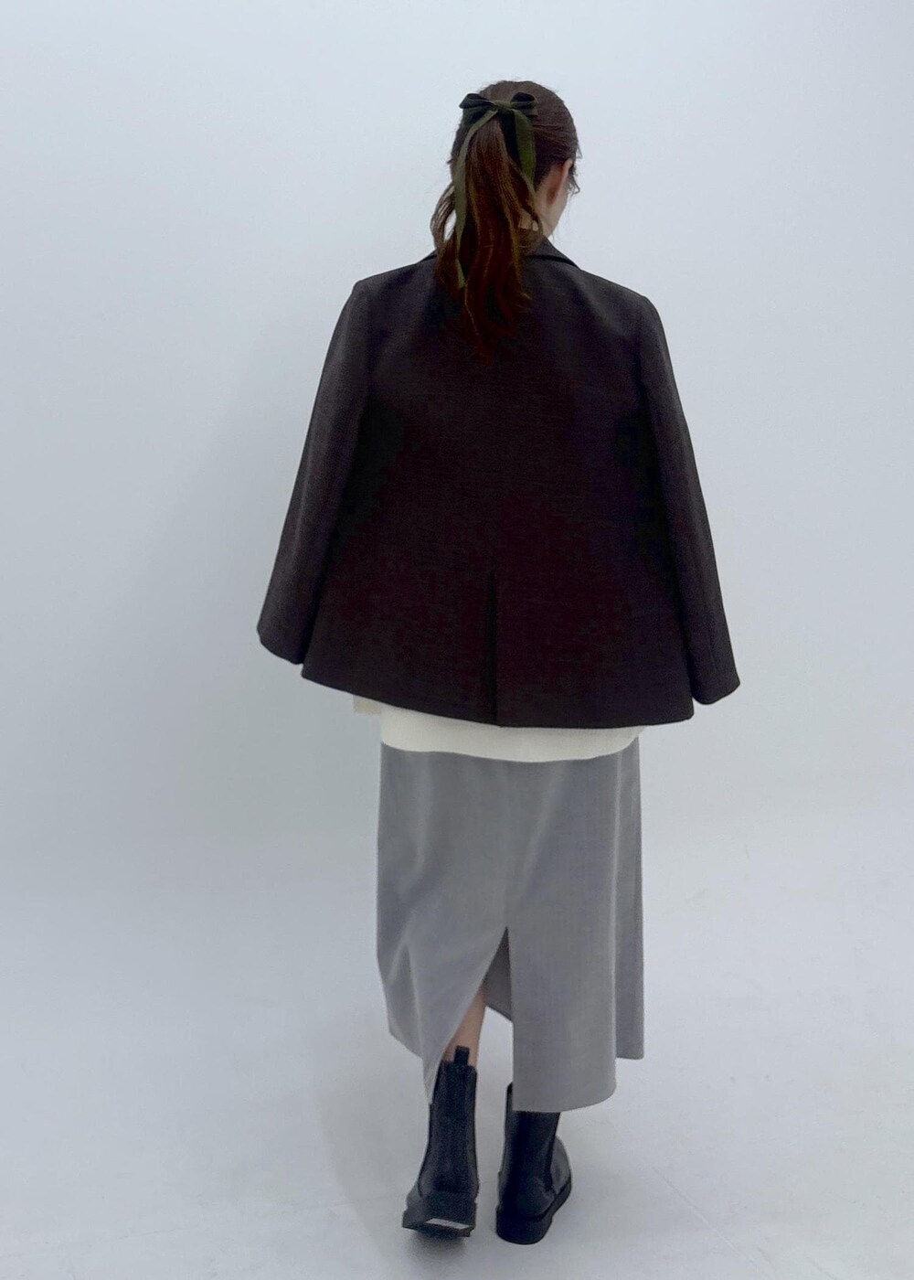 グレー系のワンピース、ホワイト系のシャツ/ブラウス、ホワイト系のニット/セーターを着用したレディースの夏コーディネートの4枚目の写真