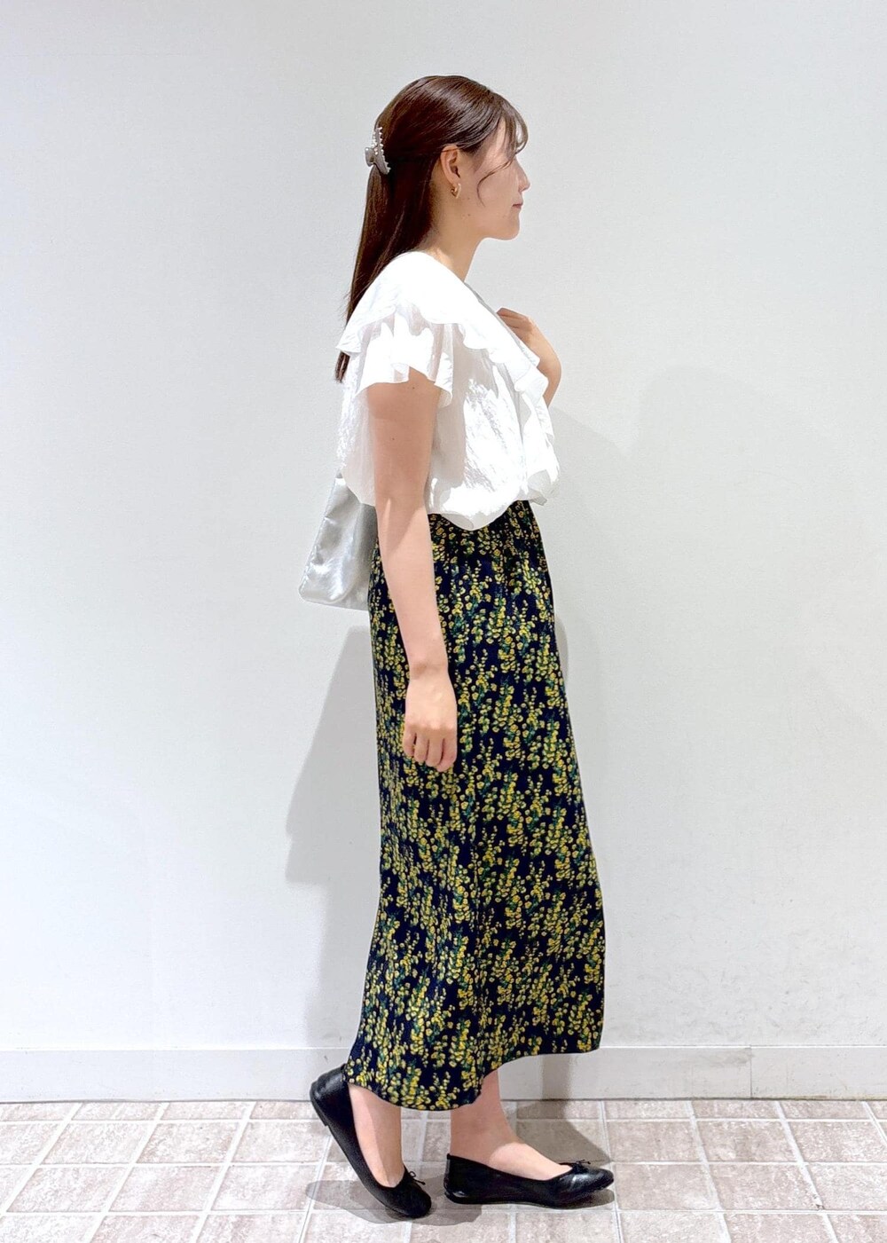 ブラック系のバレエシューズ、シルバー系のトートバッグ、ブルー系のスカートを着用したレディースの夏コーディネートの4枚目の写真