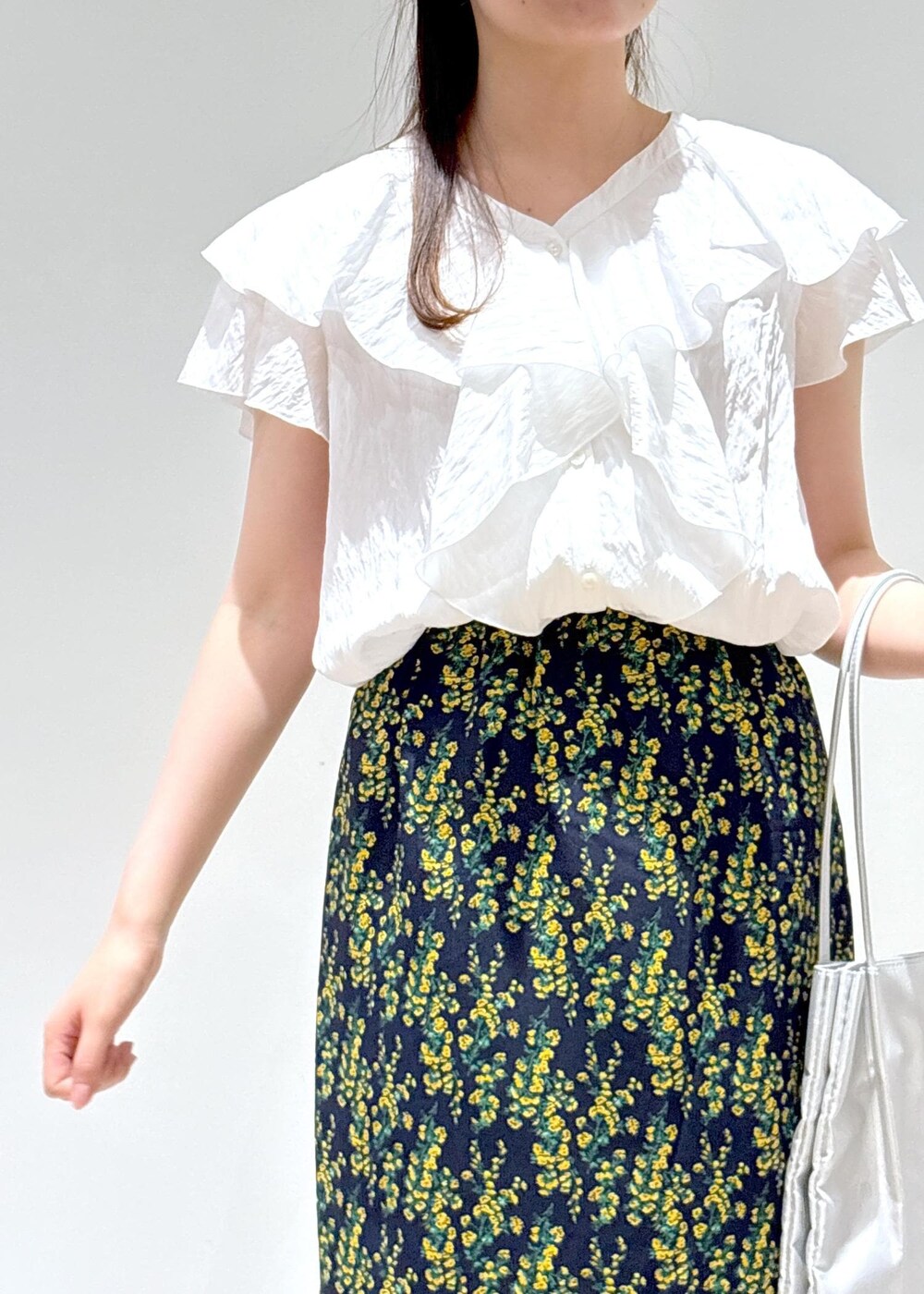 ブラック系のバレエシューズ、シルバー系のトートバッグ、ブルー系のスカートを着用したレディースの夏コーディネートの6枚目の写真