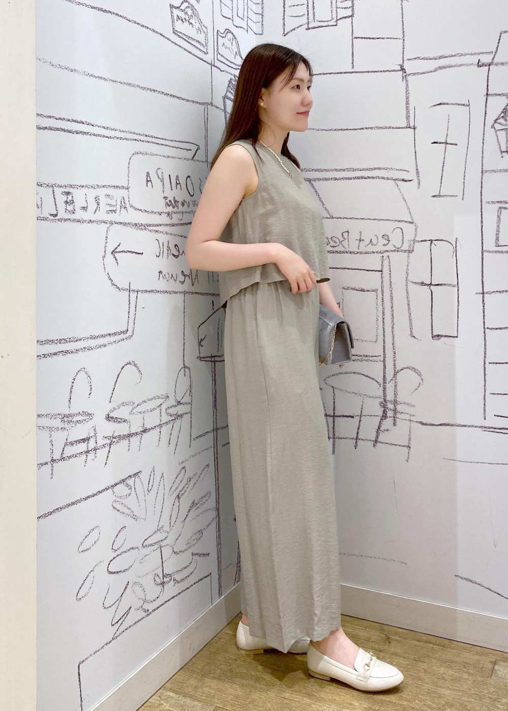 ベージュ系のつなぎ/オールインワン、ホワイト系のローファー、グレー系のショルダーバッグを着用したレディースの夏コーディネートの3枚目の写真